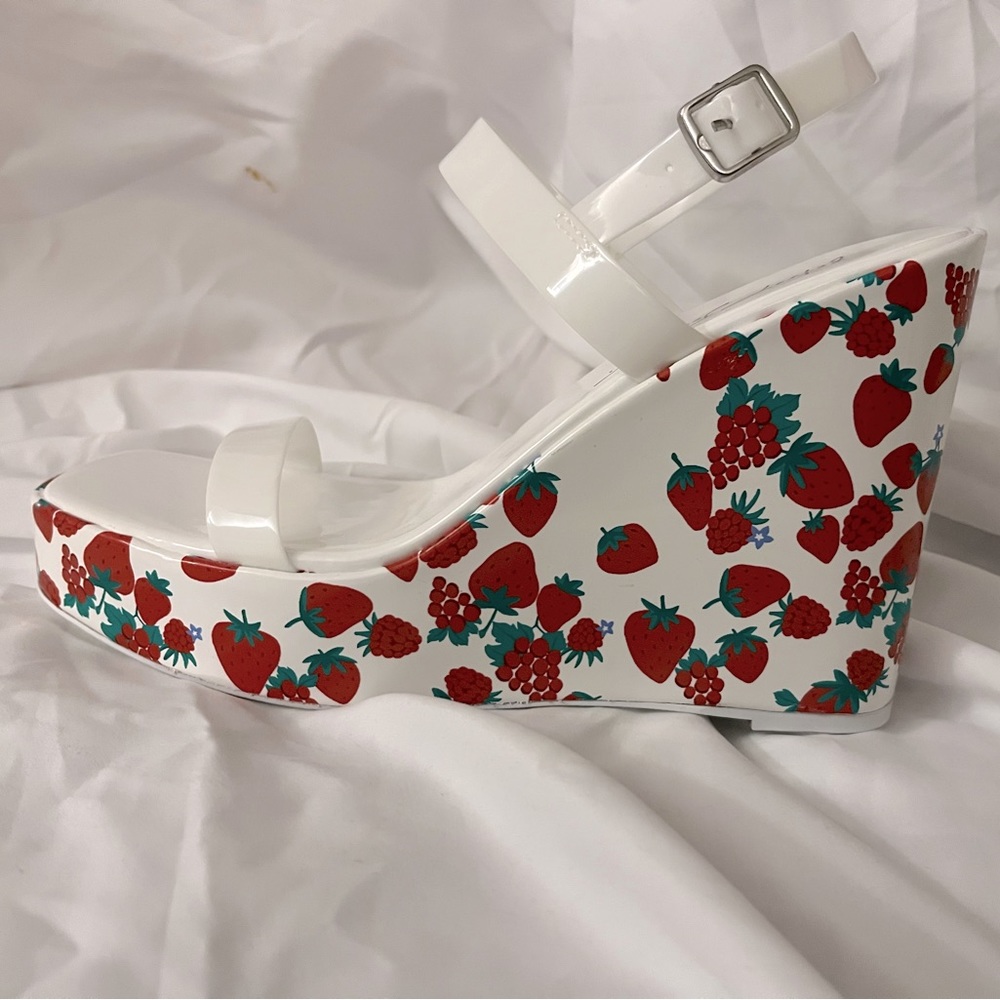 Betsey Johnson Landry Wedge in Berry